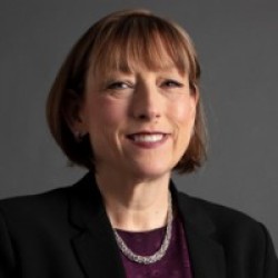 Elizabeth Miller headshot