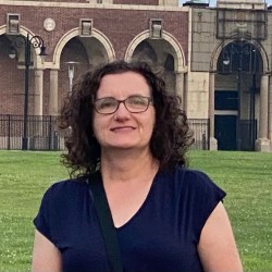 Linda Salerno Headshot