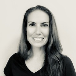 Carly Baron Headshot