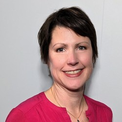 Gretchen Holquist Headshot