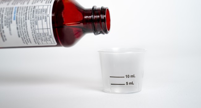 Liquid medicine bottle and dosing cup